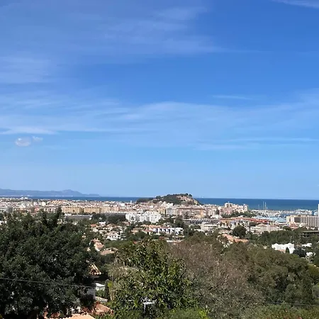 Adosado En Urbanizacion Con Piscina Y Magnificas Vistas A