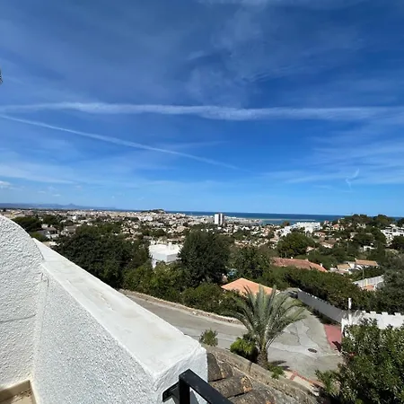 Adosado En Urbanizacion Con Piscina Y Magnificas Vistas A