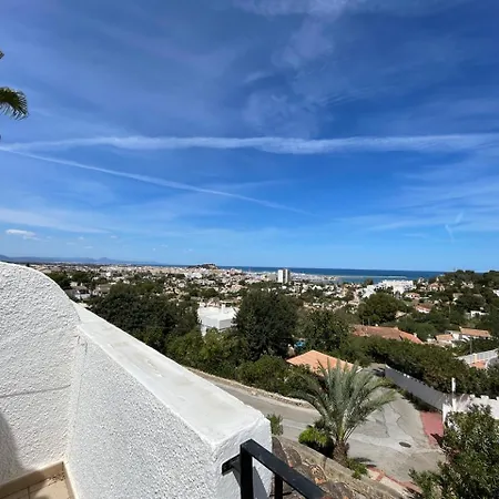 Adosado En Urbanizacion Con Piscina Y Magnificas Vistas A *